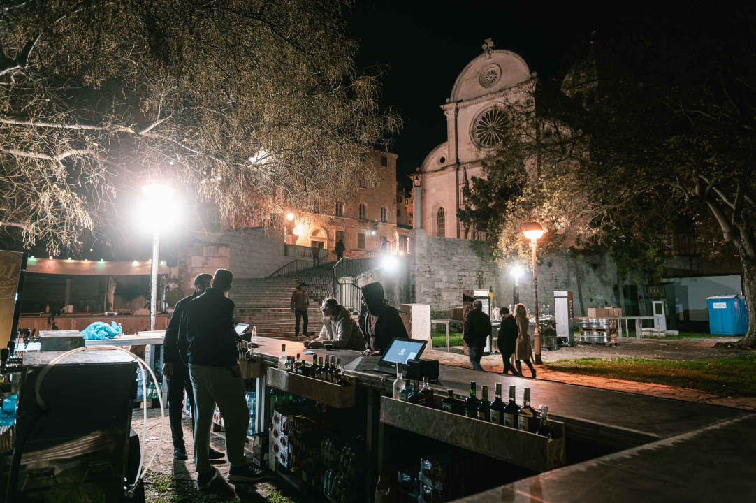 Šibenik se sprema za večer o kojoj će se dugo pričati: Montiraju se pozornica i šankovi