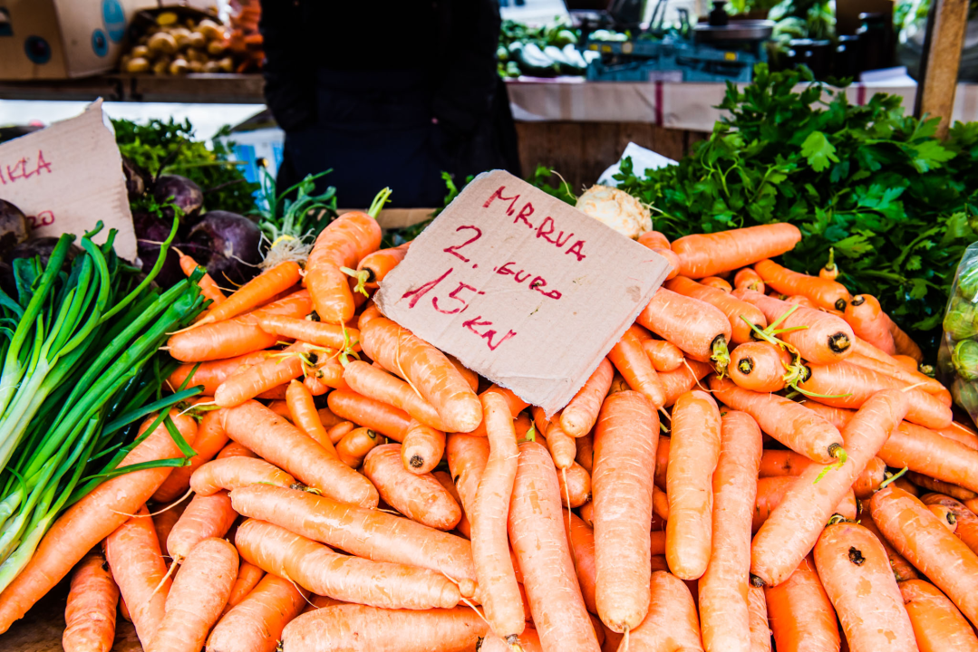 Euro stigao na šibensku pijacu: Jedni nose tri novčanika, drugi plaču za kunom