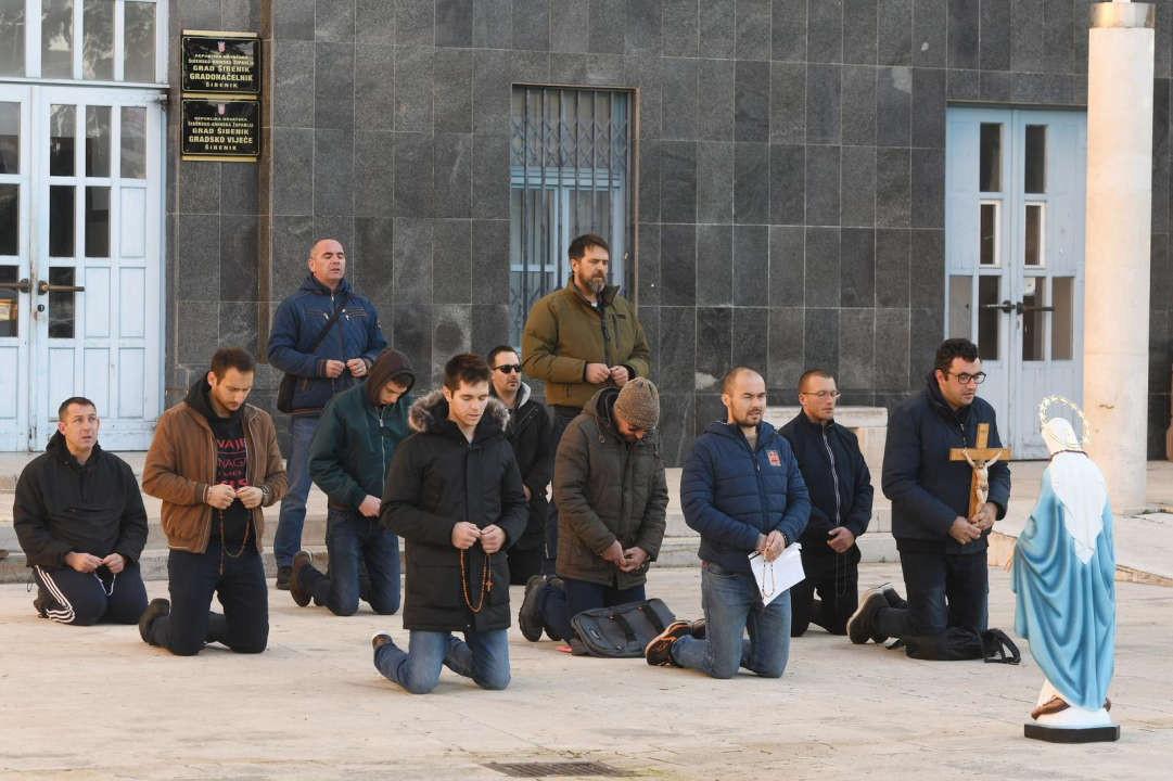 Muškarci protiv spolnih odnosa prije braka klečali i molili se ispred šibenske gradske uprave