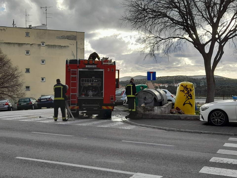 Zapalio se kontejner na Baldekinu, promptno ugašen