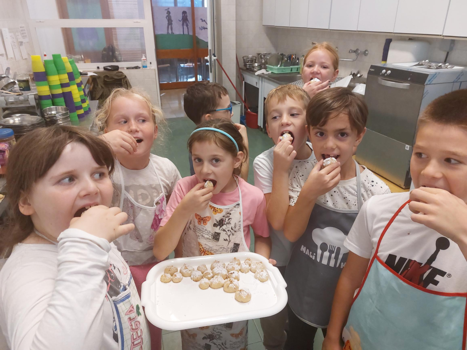 Učiteljica Anita od malih nogu voli raditi kolače, a sada tu ljubav prenosi na učenike: 'Neki žele postati slastičari kad narastu'