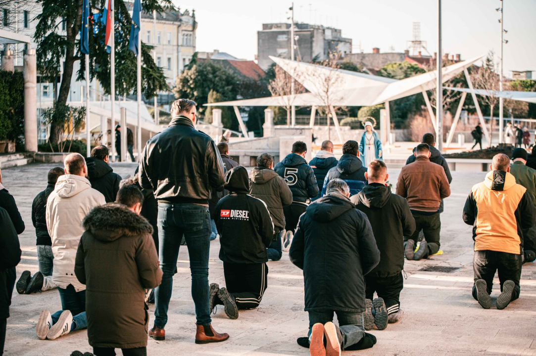 Prosvjednici za prava žena okupili se na Poljani: Nasuprot njih dvadesetak muškaraca molilo krunicu 