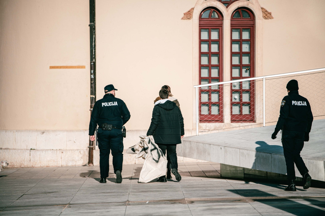 Prosvjednici za prava žena okupili se na Poljani: Nasuprot njih dvadesetak muškaraca molilo krunicu 