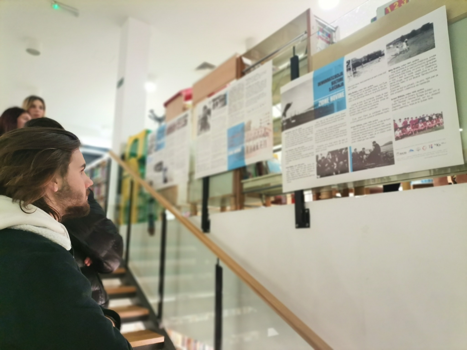 U kninskoj knjižnici otvorena izložba Zidnih novina na temu NK Dinare i željeznice