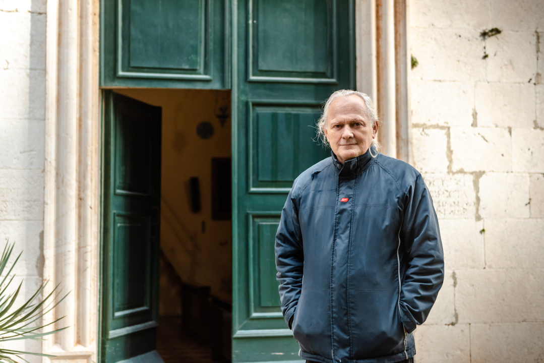 Don Spomenko već 36 godina župnik je na Zlarinu: 'Ja sam vam kao sv. Petar s ključevima, otvaram i crkvu i kafić'