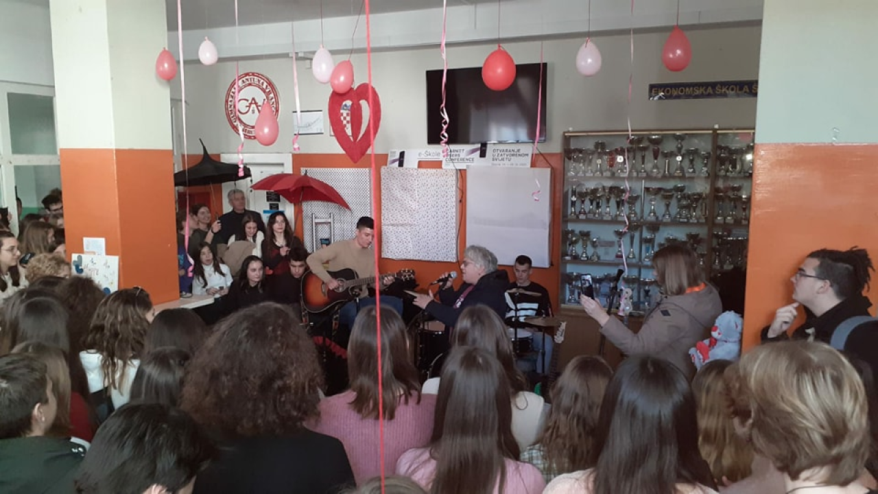 Pogledajte kako su šibenski gimnazijalci obilježili Valentinovo