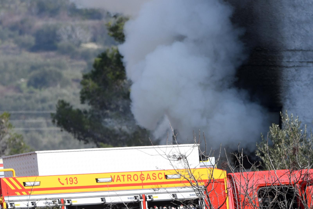 Dimilo je iz kuće u Vrpolju u blizini restorana 'Vicko': Nema ozlijeđenih, požar lokaliziran