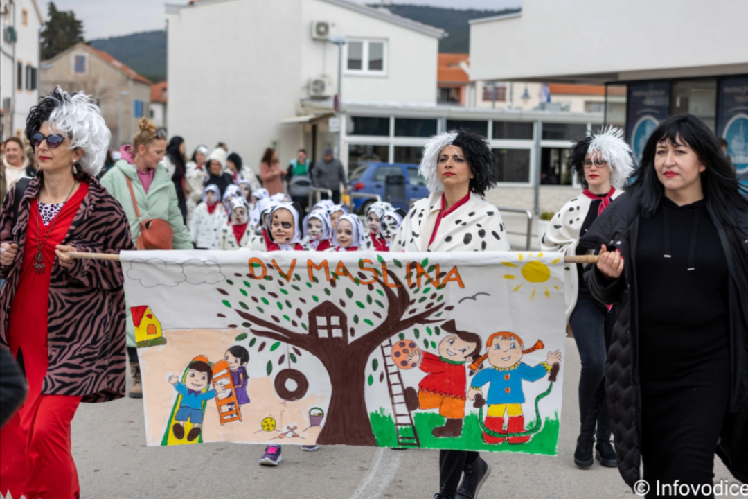 Maškare u Tribunju: Zapaljen Krnjo Euro Svrgokun