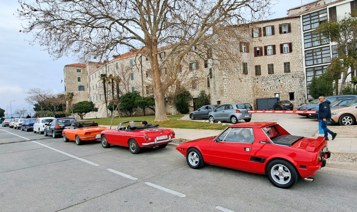 Vlasnici oldtimera iz cijele Dalmacije nedjelju proveli na druženju u Šibeniku