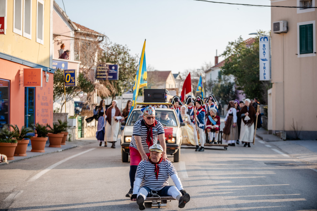 Murterini molili za predbračnu čistoću, u kokošinjcu izbila pobuna, a Let 3 napravio spektakl