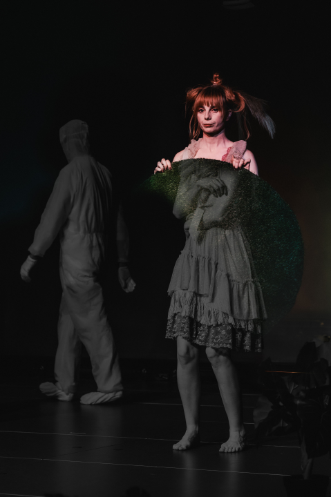 Neverbalna fantazija u Arsenu u maniri novog cirkusa: Usamljena žena protiv masovnog zla