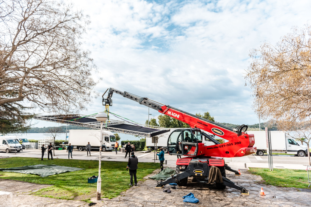 Nabrijani ‘orao-zmaj’, kočije, vatreni demon...: Scena ispred katedrale postaje sve zanimljivija