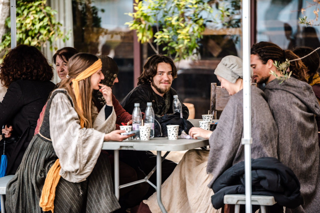 Nabrijani ‘orao-zmaj’, kočije, vatreni demon...: Scena ispred katedrale postaje sve zanimljivija
