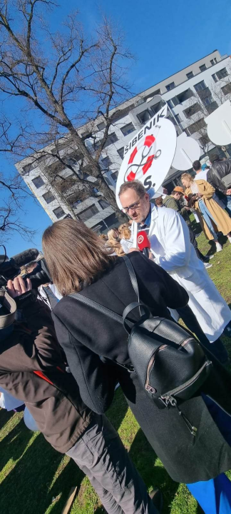 U Zagrebu prosvjedovalo 30 liječnika iz Šibenika: 'Ovo je posljednji poziv vlastima na zaokret prema zdravstvu'