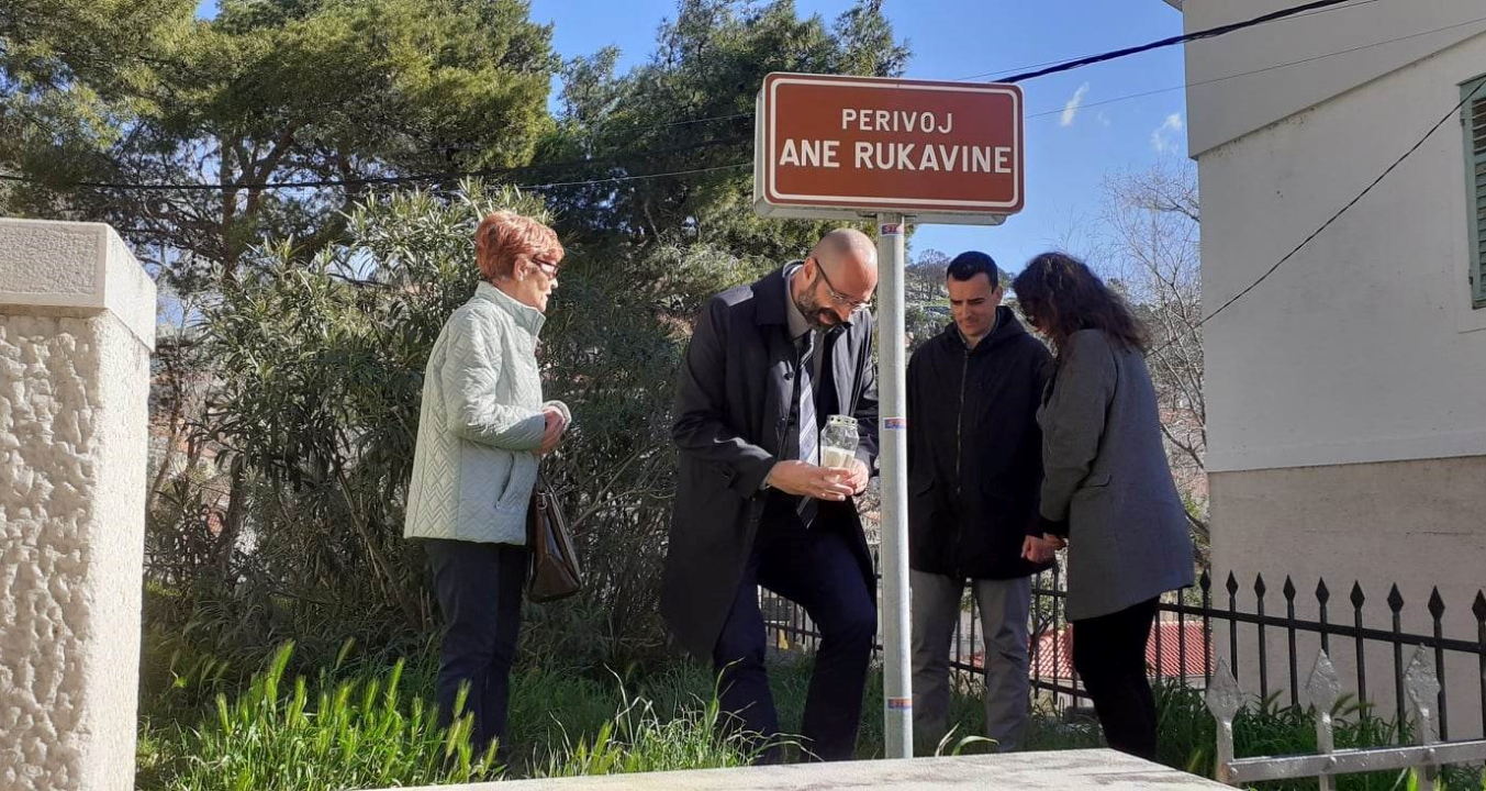 Ana Rukavina danas bi imala 46 godina: U šibenskom perivoju njezina imena položeno cvijeće 
