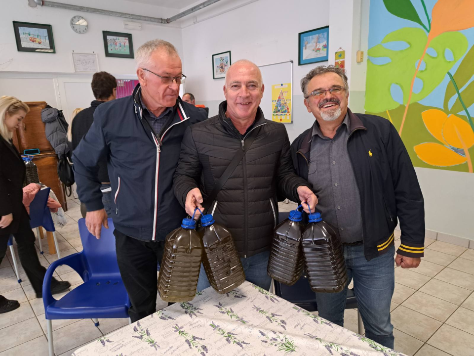 Centru na Šubićevcu dalmatinski uljari donirali maslinovo ulje