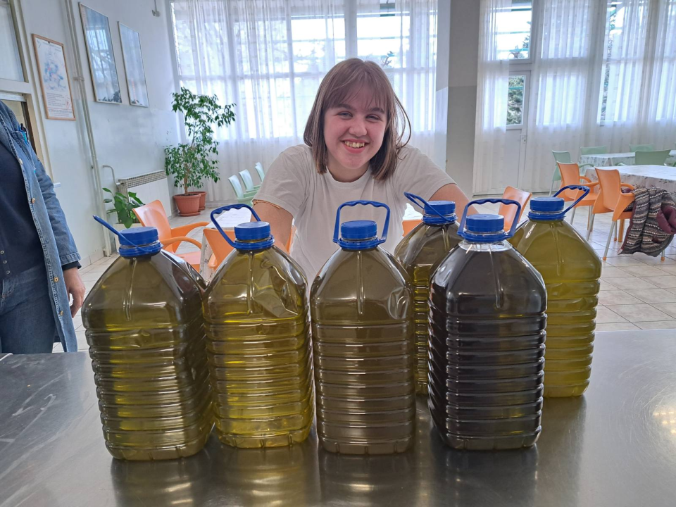 Centru na Šubićevcu dalmatinski uljari donirali maslinovo ulje