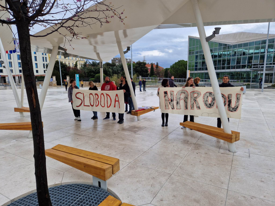 Kontraprosvjednici držali transparent 'Sloboda narodu', molitelji se pojačali 'vodičkim umjetnikom' Matešom 