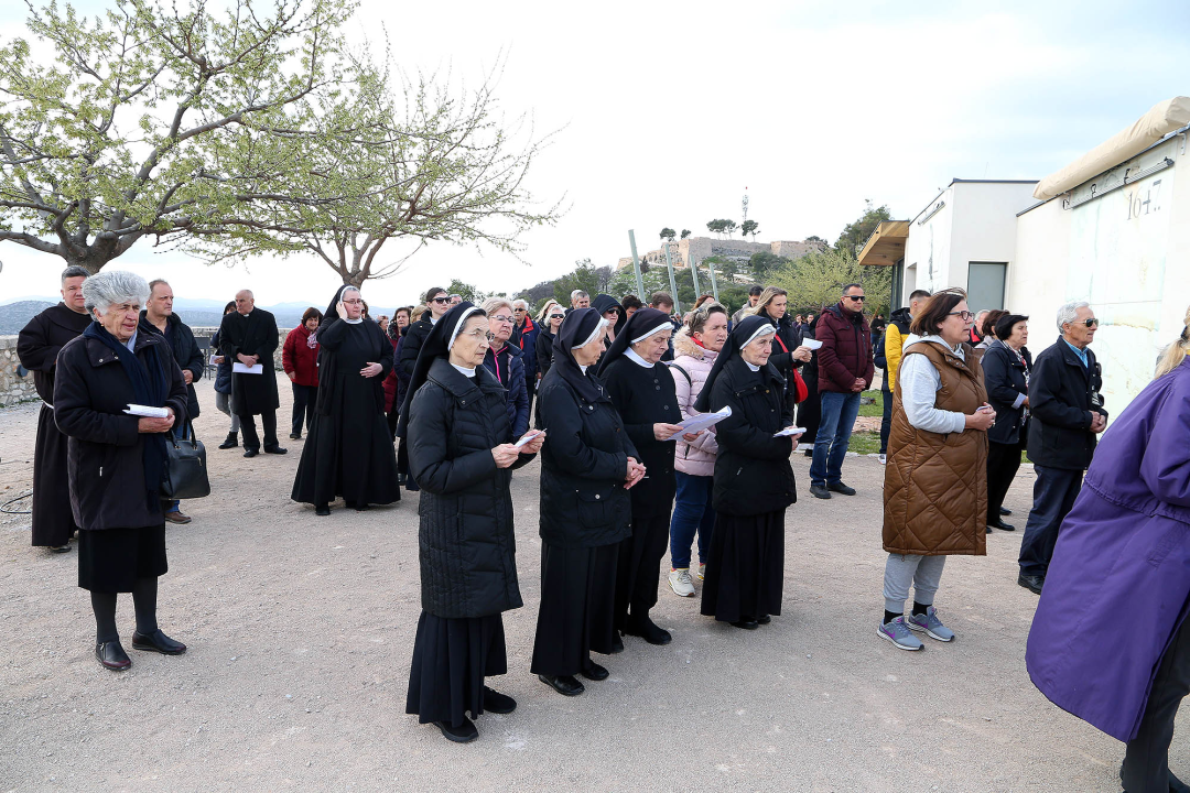 Održan Križni put za vjernike Šibenske biskupije