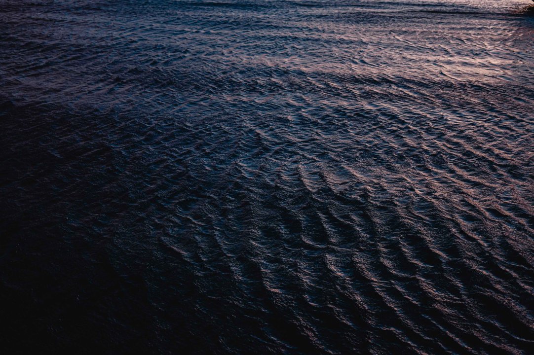 U očaravajućem zalasku uz orkansku buru neki su uživali u kratkim hlačama