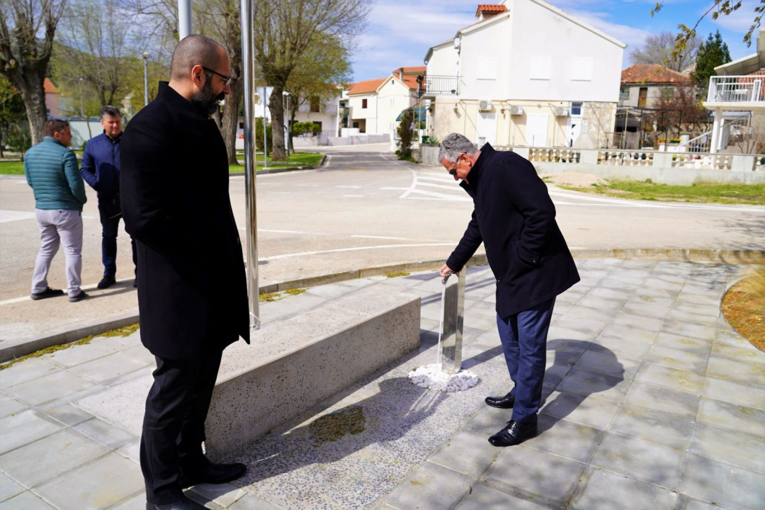 Burić i Mileta u Raslini obišli novi trg: 'Vjerujem da će biti koristan mještanima i gostima'