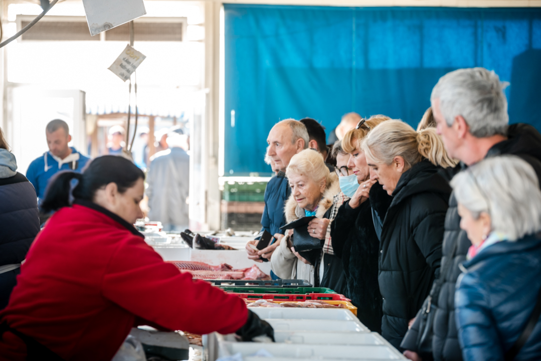 Bura učinila svoje: Veliki petak je, ali ponuda na šibenskoj peškariji nije bila bogzna što 