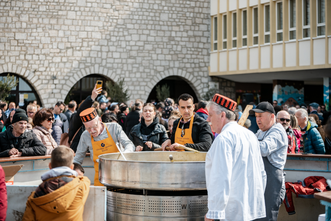 Tradicionalni šibenski Uskrsni doručak uz mega fritaju, domaća jela i slastice 