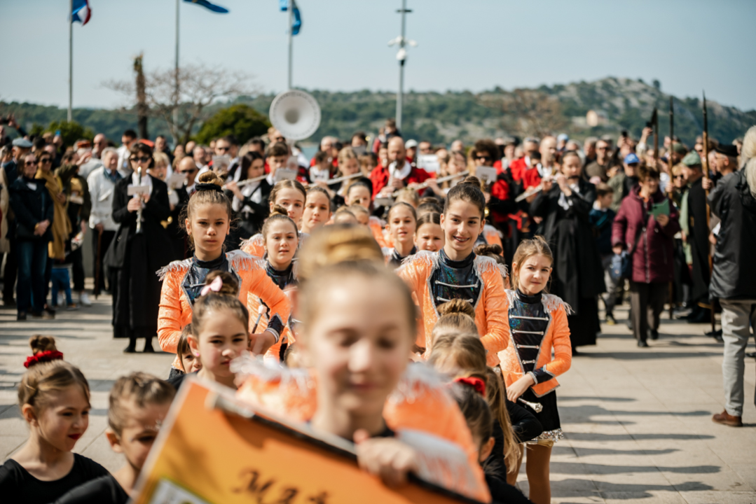 Tradicionalni šibenski Uskrsni doručak uz mega fritaju, domaća jela i slastice 