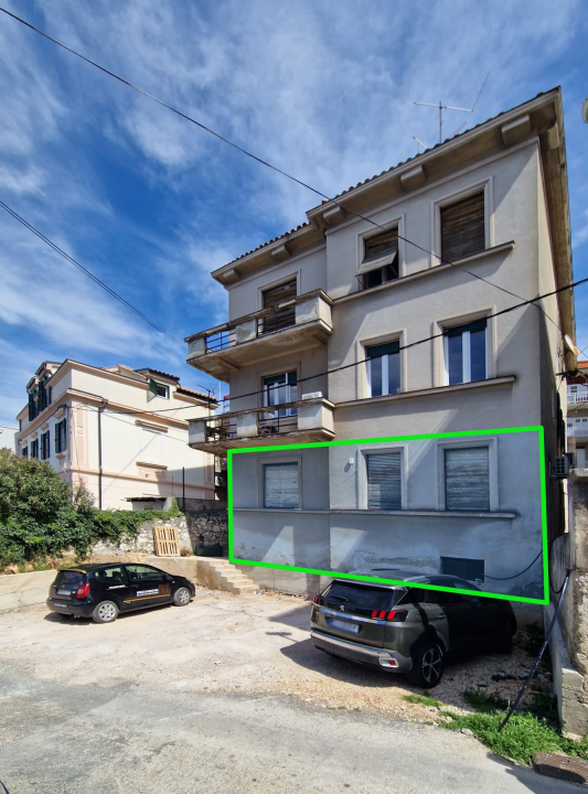 Prodaje se prostrani stan na jedinstvenoj lokaciji u centru Šibenika!