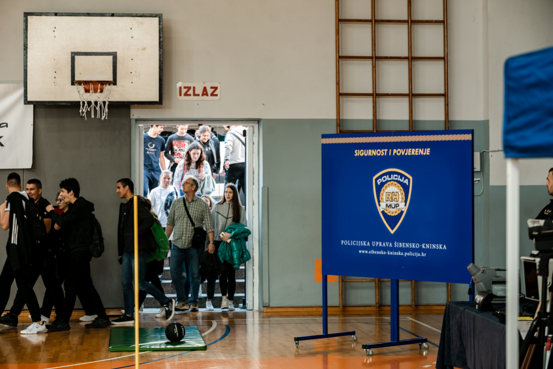 Tribine na Baldekinu pune, policija zauzela teren: Tko želi postati policajac?