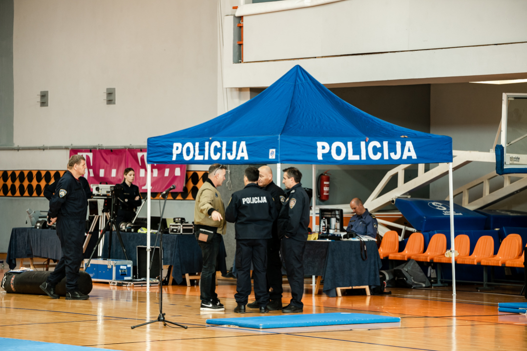Tribine na Baldekinu pune, policija zauzela teren: Tko želi postati policajac?