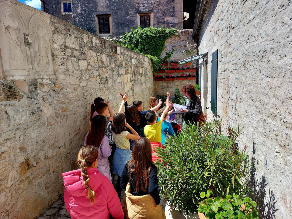 Učenici OŠ Fausta Vrančića u edukativnoj šetnji kroz Šibenik