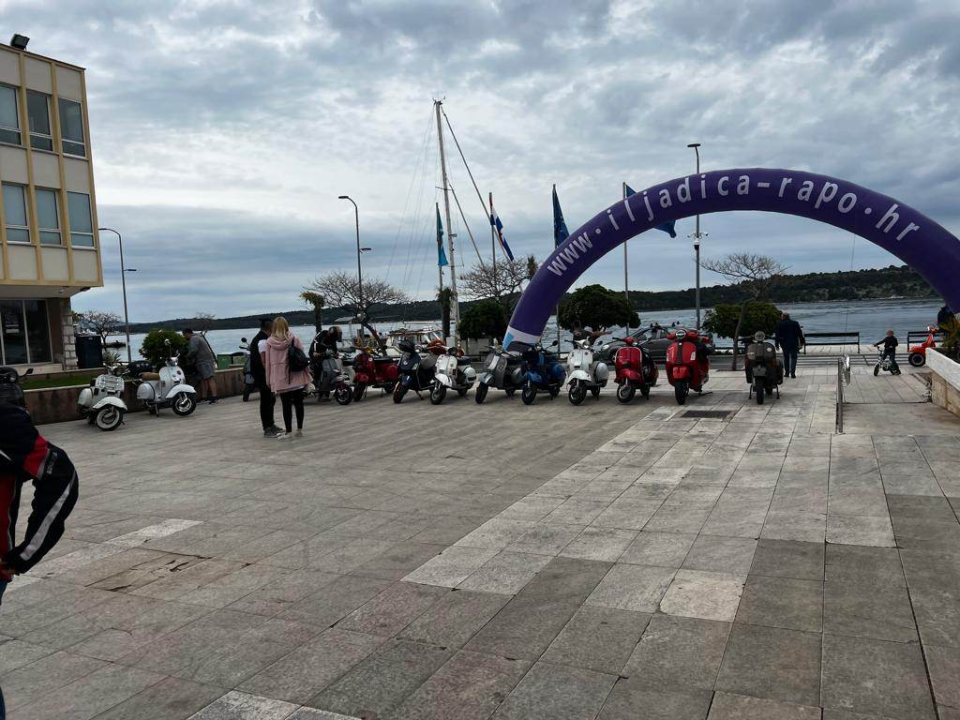 Stotinjak zaljubljenika u Vespe na šibenskoj rivi: Napravit će i đir do Drniša 