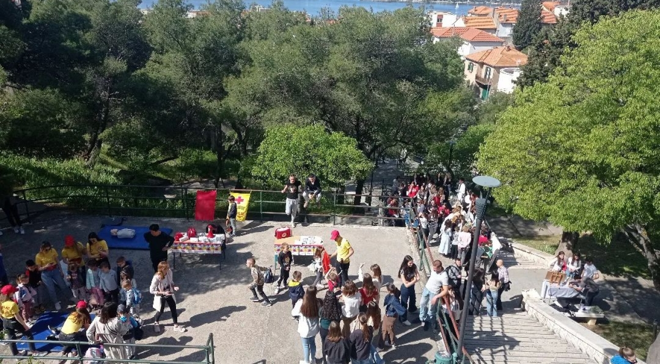 Festival znanosti u Gimnaziji: Radionica kemije, poduka o otpadu, gradnja suhozida...