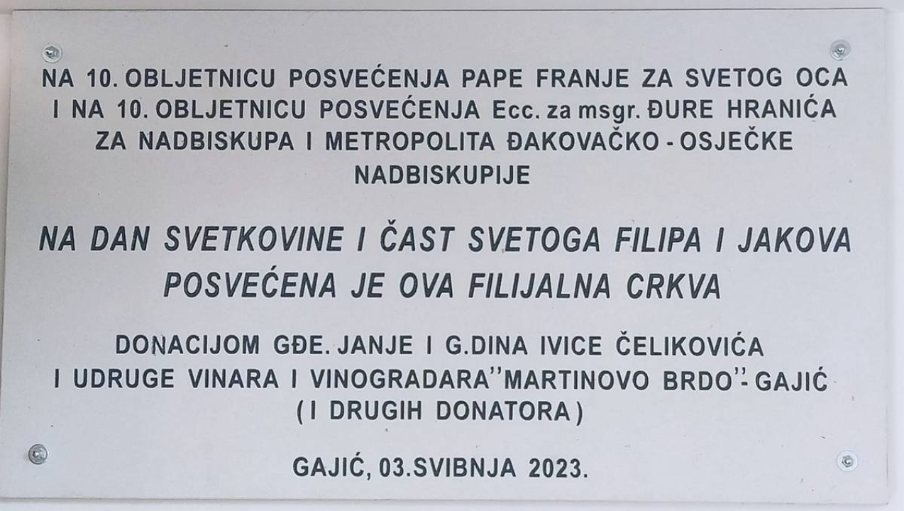 Vukšićki bećari donirali kameni križ, krstionicu i benkovački kamen za novu crkvu u Baranji