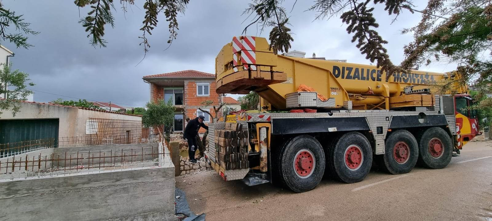 Dizalica 'bazen' s pirovačke ulice prebacila u dvorište gdje i pripada