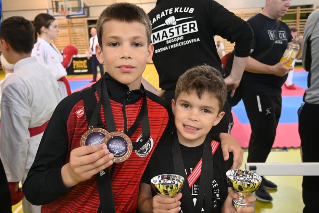 KK Okit opet najbolji: Iz Splita se vratili sa 42 medalje i peharom za najbolji klub turnira  