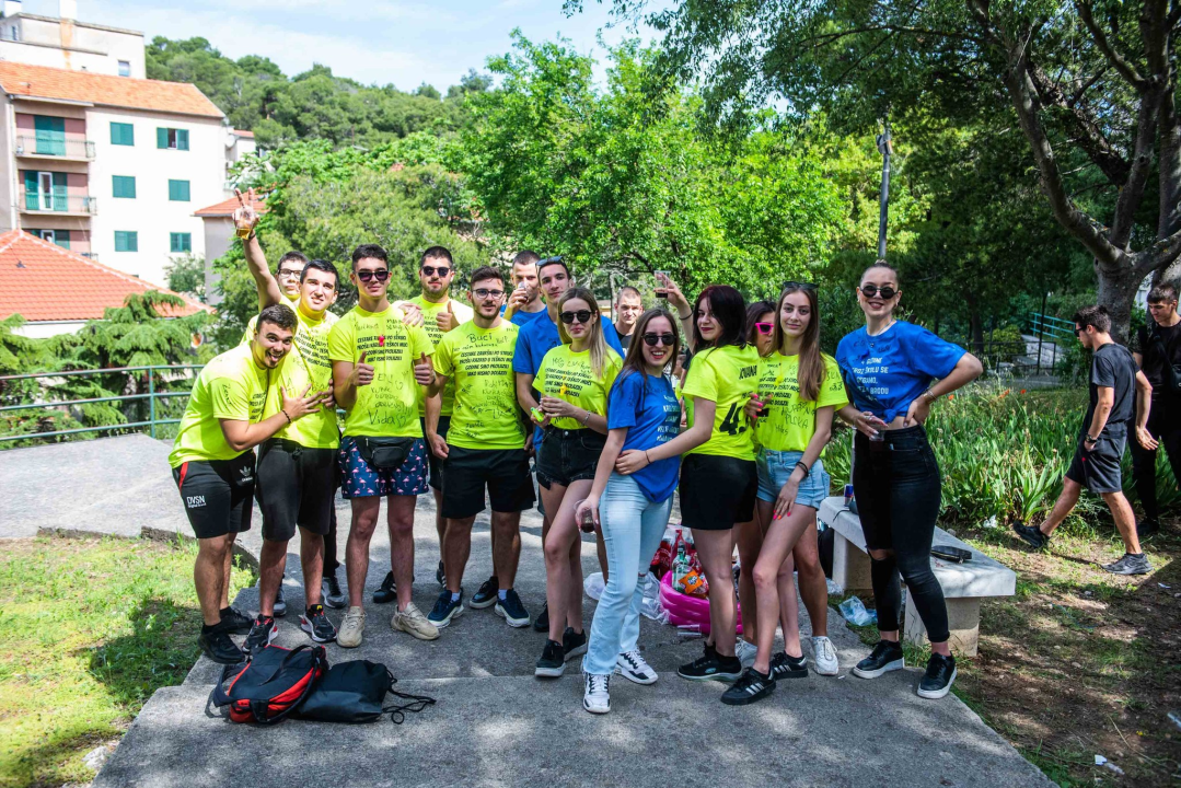 Danas je njihov dan: Maturanti se od jutra okupljaju ispred svojih škola