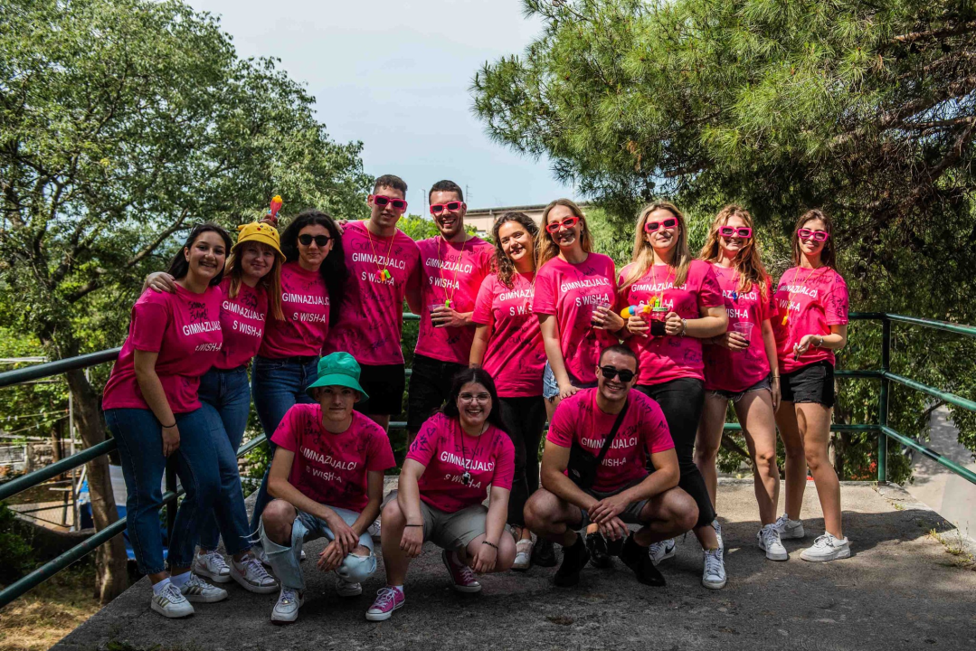 Danas je njihov dan: Maturanti se od jutra okupljaju ispred svojih škola