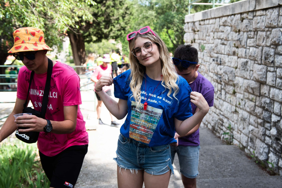 Danas je njihov dan: Maturanti se od jutra okupljaju ispred svojih škola