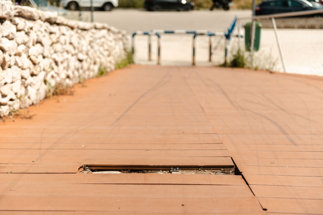 Polomljene daske i puknuta žica: Plaža Banj nije spremna za sezonu, iz Grada obećavaju da će za pet-šest dana sve ušminkati 