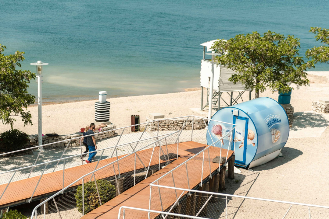 Polomljene daske i puknuta žica: Plaža Banj nije spremna za sezonu, iz Grada obećavaju da će za pet-šest dana sve ušminkati 