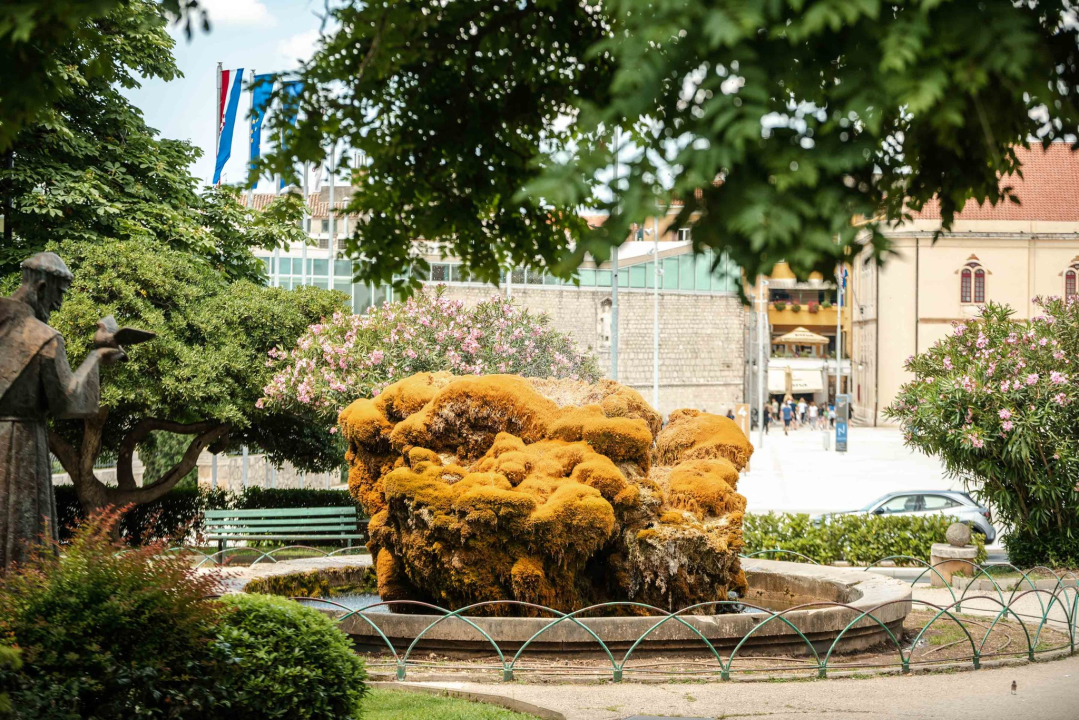 Fontana ispred Gospe van grada malo je požutila: Za par dana opet će zazeleniti, obećali su iz Zelenog grada 