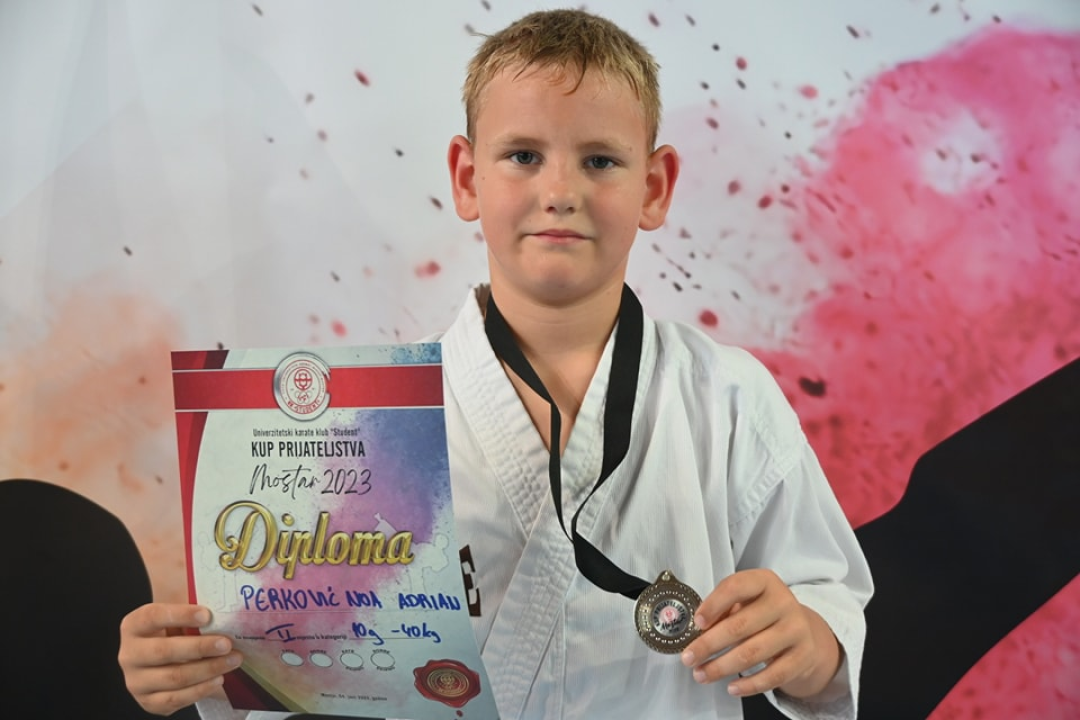 Vodički karataši osvojili 21 medalju i pehar 