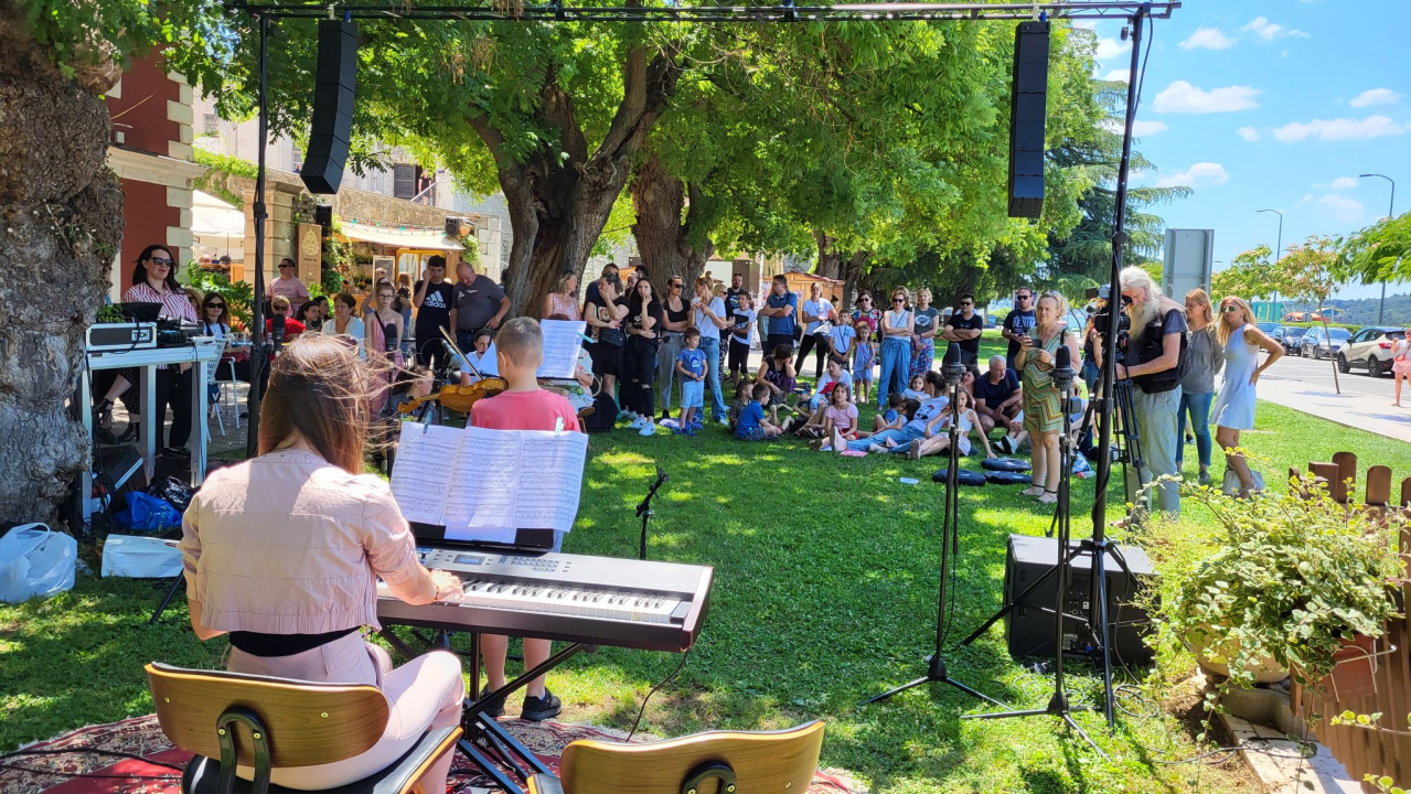 Mladi šibenski glazbenici zasvirali ispred Azimuta i pozvali na upis u Glazbenu školu