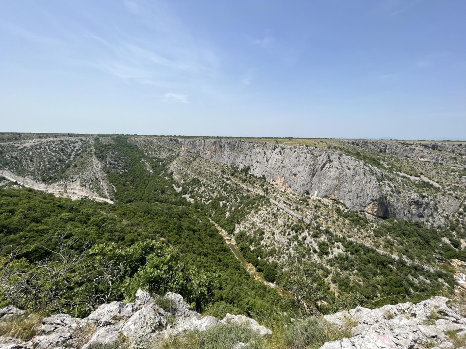 Helikopter koji se srušio u kanjon Čikole zapeo za zipline: Traje potraga za trećim putnikom, uskoro istraga