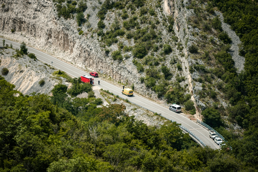 Helikopter koji se srušio u kanjon Čikole zapeo za zipline: Traje potraga za trećim putnikom, uskoro istraga