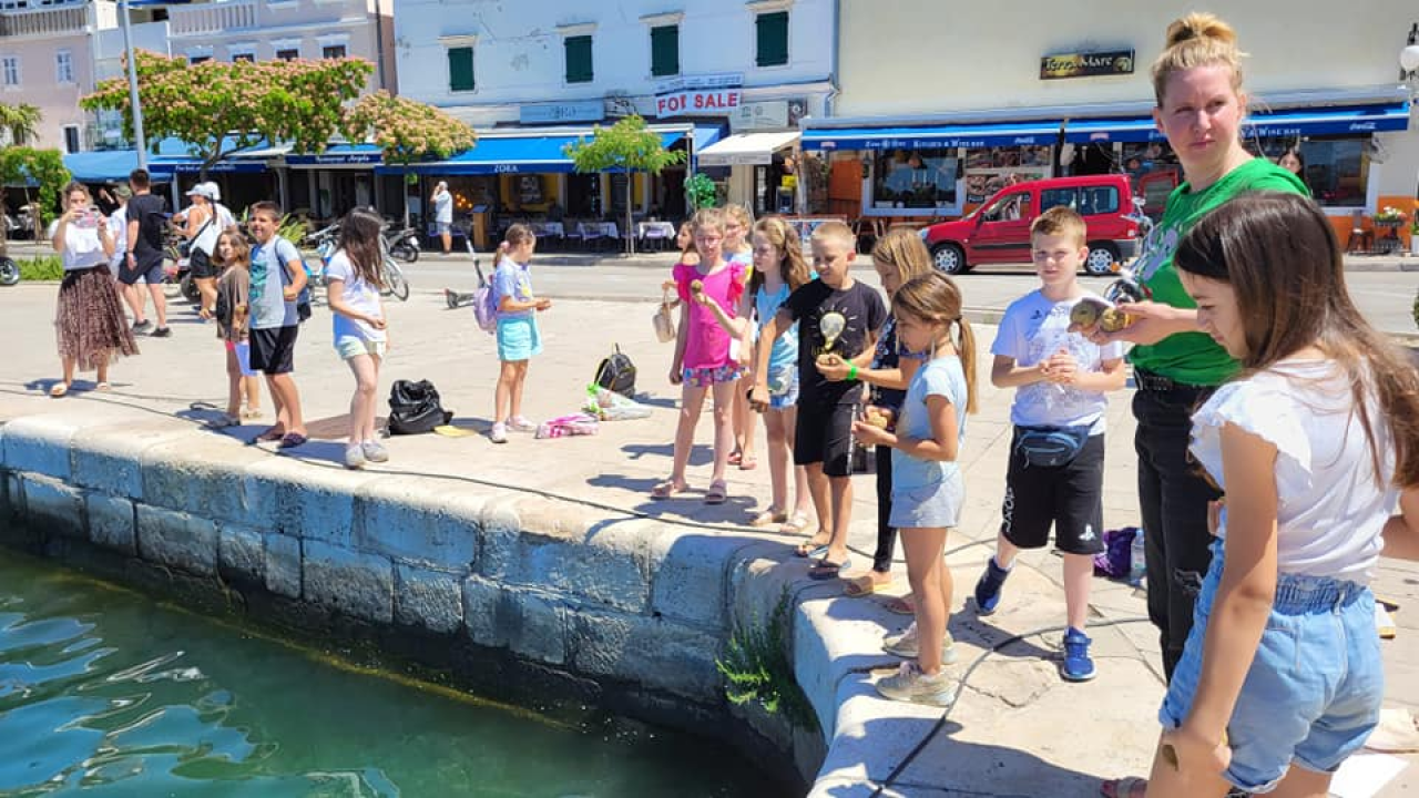Šibenska djeca čistila i oplemenila more uz rivu: Na mulu Krke poletjelo na desetke eko-kuglica