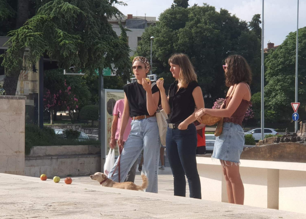 Performans pred moliteljima u Šibeniku: 'Uberimo plodove ženske borbe za slobodu'