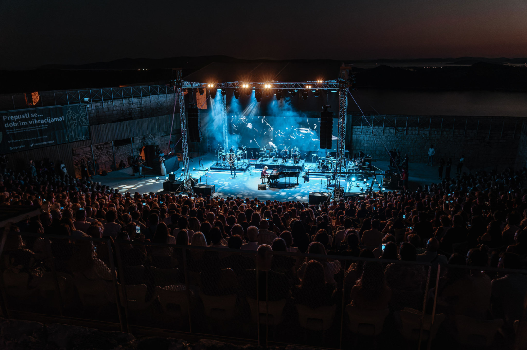 Maksim Mrvica impresivnim koncertom na tvrđavi sv. Mihovila potvrdio svoj zvjezdani status 